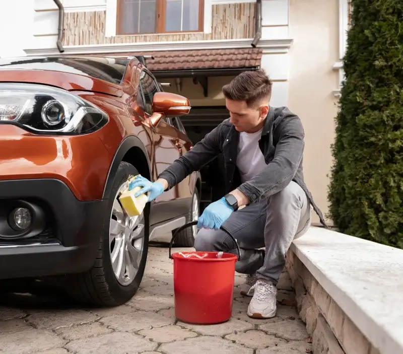 Lavage auto à domicile Kernilis : professionnel intervenant sur un véhicule